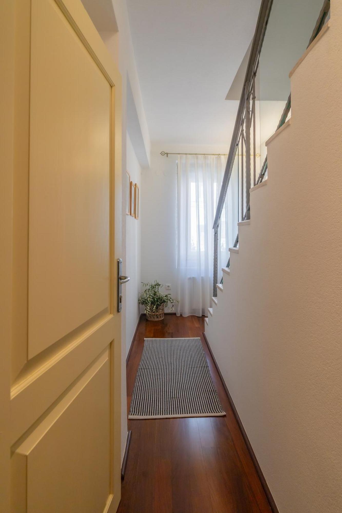 Old Town Seabreeze Residence Ровин Екстериор снимка