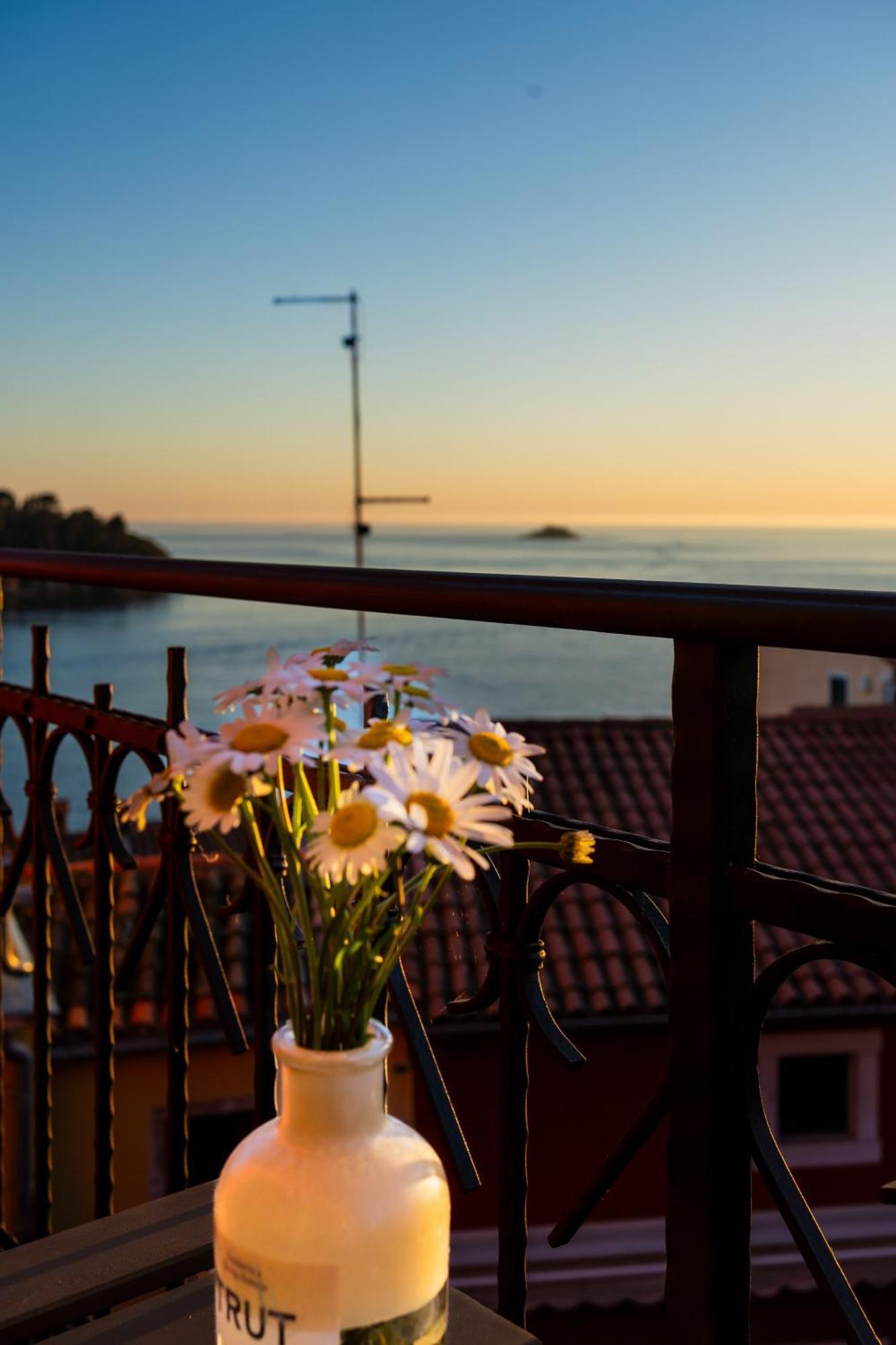 Old Town Seabreeze Residence Ровин Екстериор снимка